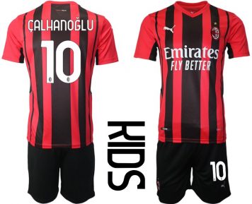 Fußballtrikot AC Milan Hakan Çalhanoğlu #10 Kinder 2021-22 Kurzarm (+ Kurze Hosen)